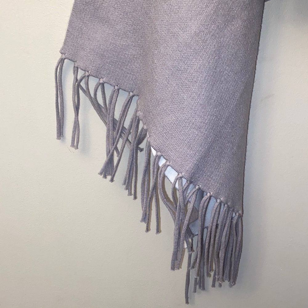Mersea travel wrap reversible Gray/ white Fringe Scarf - Picture 2 of 11